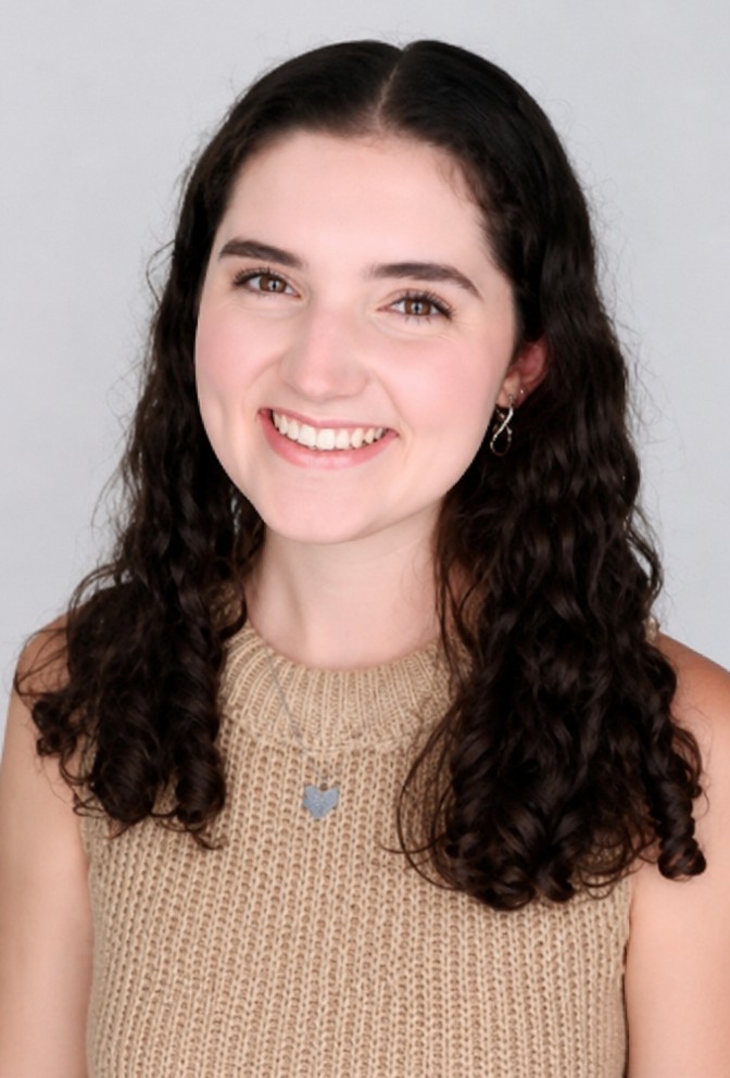 Headshot Julia Weir